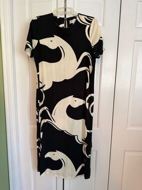 Black and Cream Short-Sleeve Printed Shift Dress